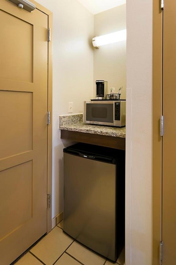 Clubhouse Hotel And Suites بيير المظهر الخارجي الصورة